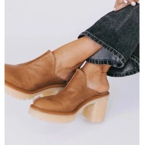 NWT Free People Chunky Heeled Mules/Clogs in Tan Leather 7